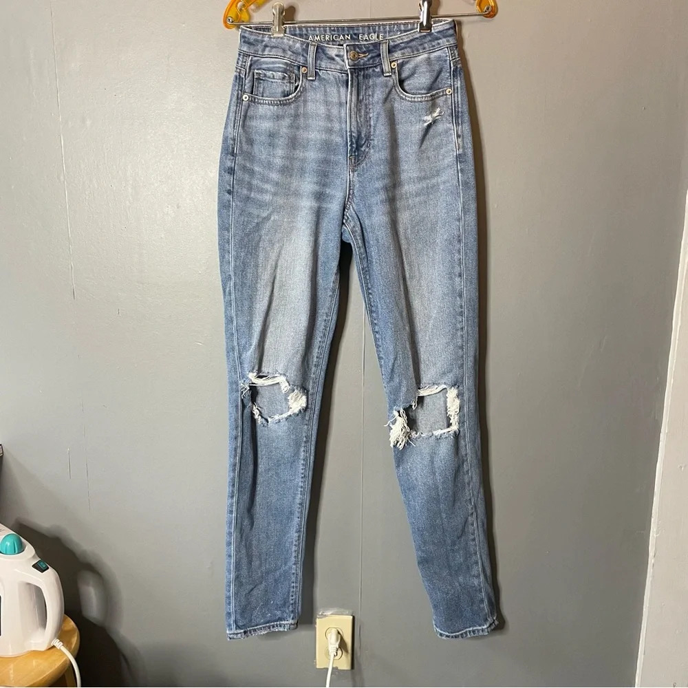 American eagle distressed light denim mom jeans size 2 XLONG